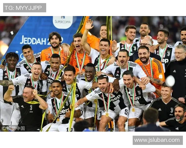 足球明星荣耀时刻精彩瞬间奖杯合影展现无与伦比的足球魅力与成就