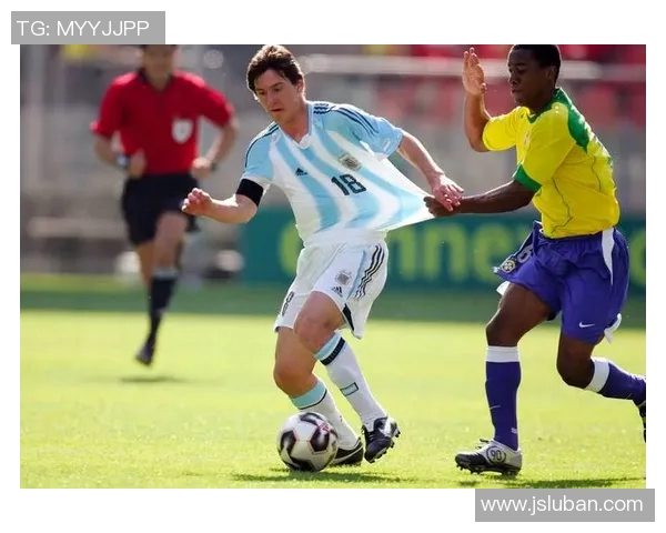 踢足球明星摆手视频引发热议球迷们的欢呼与期待交织在一起